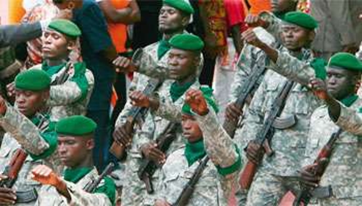 Défilé des Forces armées des Forces nouvelles (FAFN), à Abidjan, en 2007. © Kambou Sia/AFP
