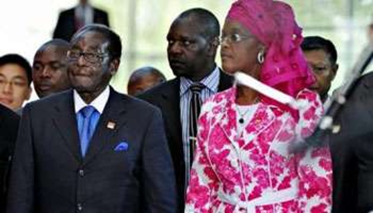 Robert Mugabe et son épouse Grace, accusée de vente illégale de diamants. © AFP