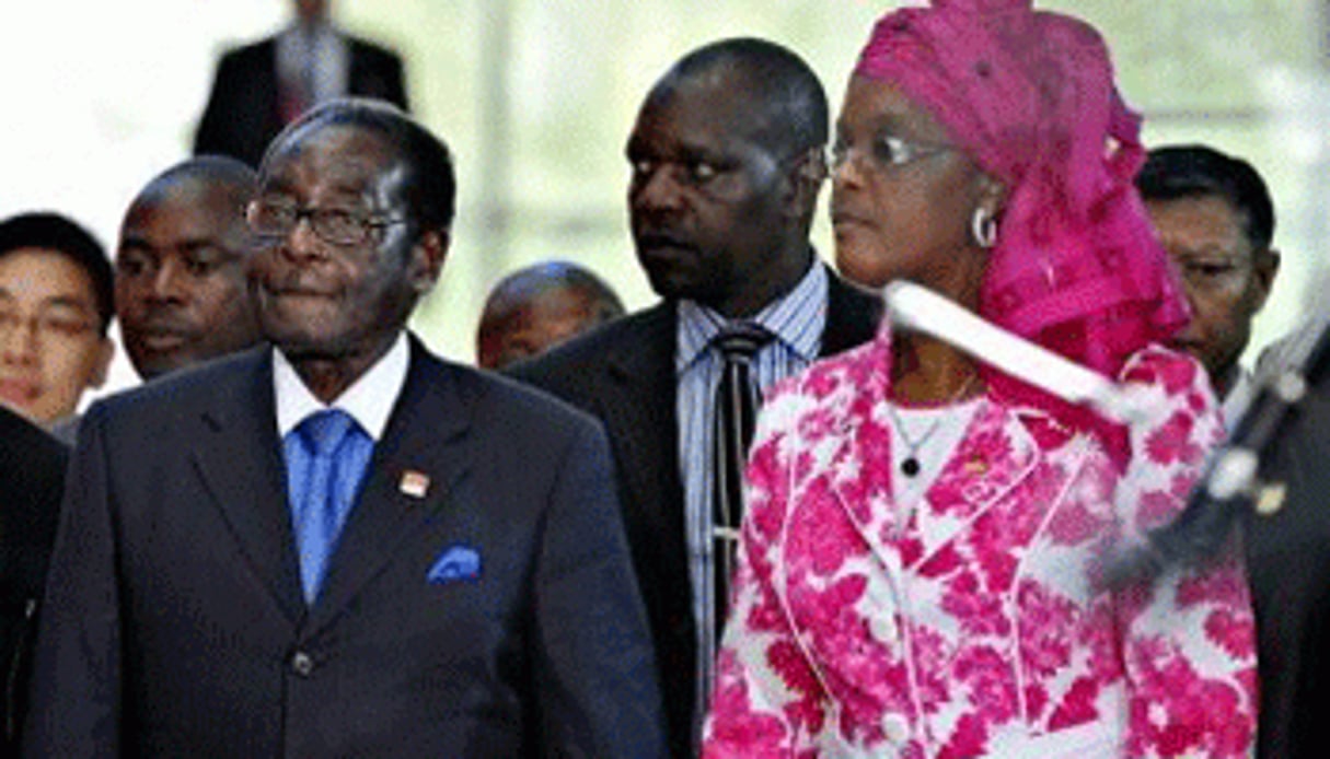 Robert et Grace Mugabe, le 11 août à Shanghai. © AFP