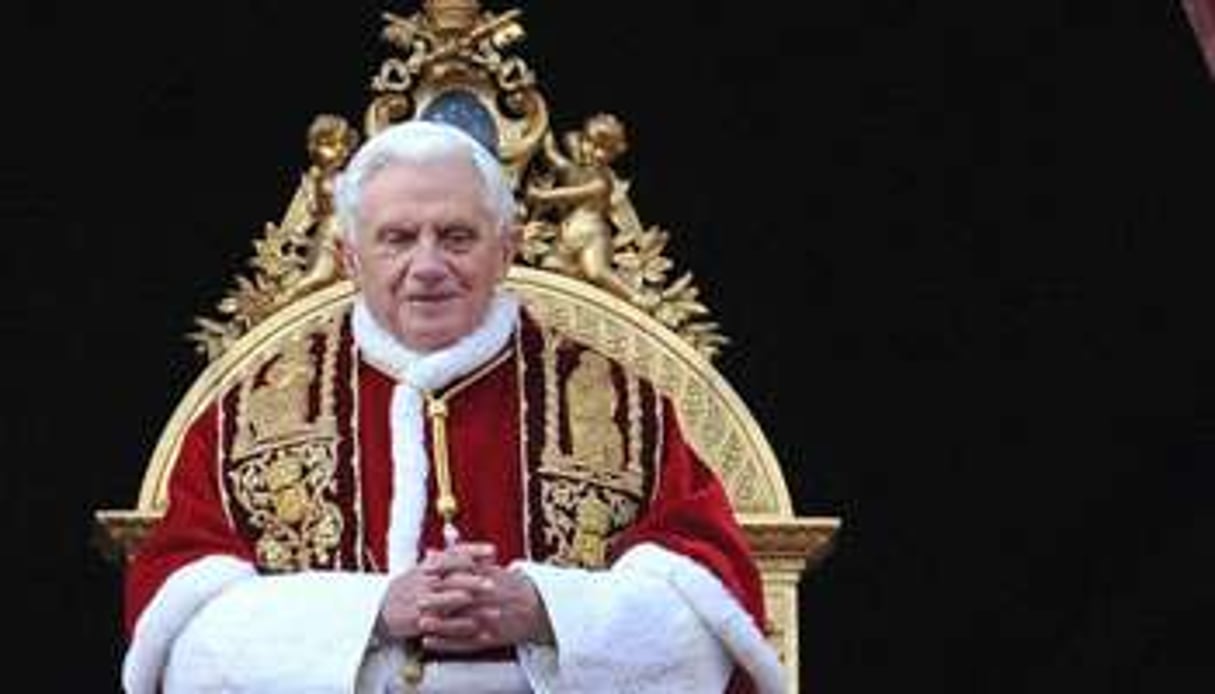 Le pape Benoît XVI au balcon de la basilique Saint-Pierre au Vatican, le 25 décembre 2010. © AFP