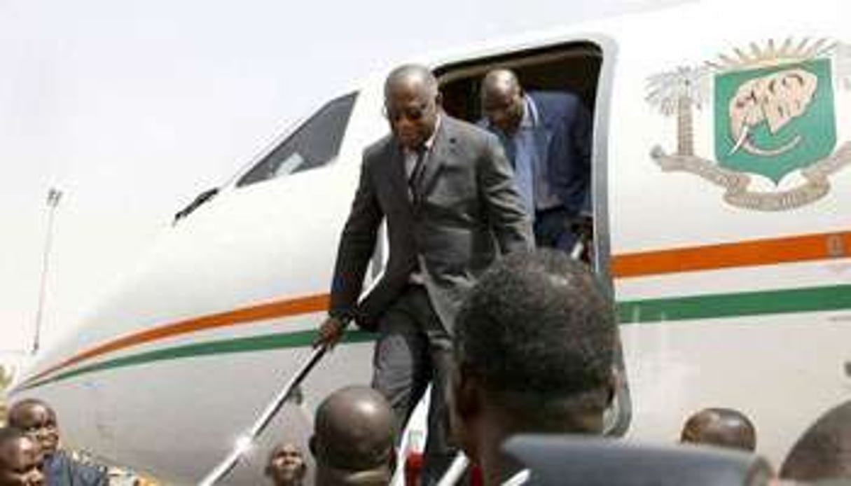 Laurent Gbagbo descendant de son avion présidentiel en 2007 à Ouagadougou. © AFP