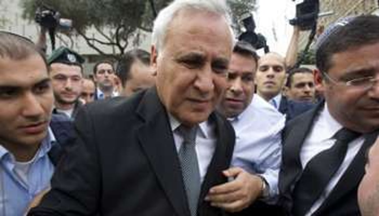 Moshé Katsav à la sortie du tribunal le 30 décembre 2010 à Tel Aviv. © AFP