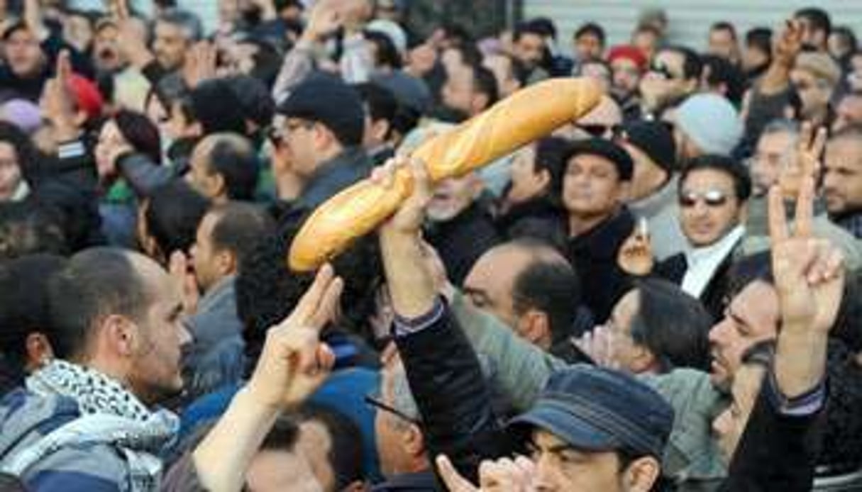 Des Tunisiens manifestent leur soutien aux habitants de Sidi Bouzid, le 27 décembre à Tunis. © AFP