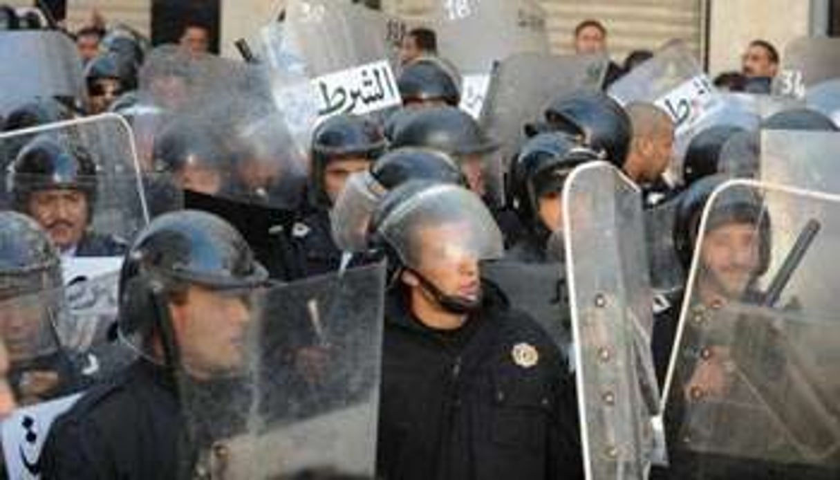 Des forces de l’ordre tunisiennes le 27 décembre 2010 à Tunis. © AFP