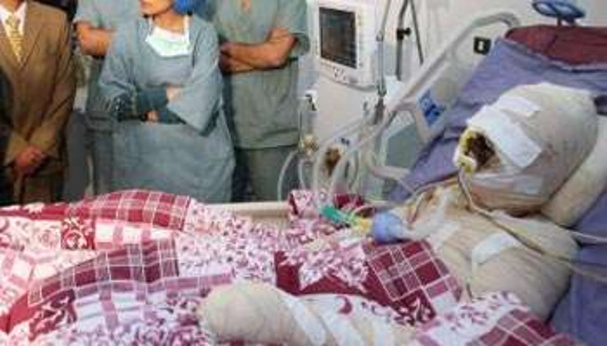 Mohamed Bouazizi sur son lit d’hôpital, lors d’une visite du président Ben Ali. © Présidence Tunisienne/AP