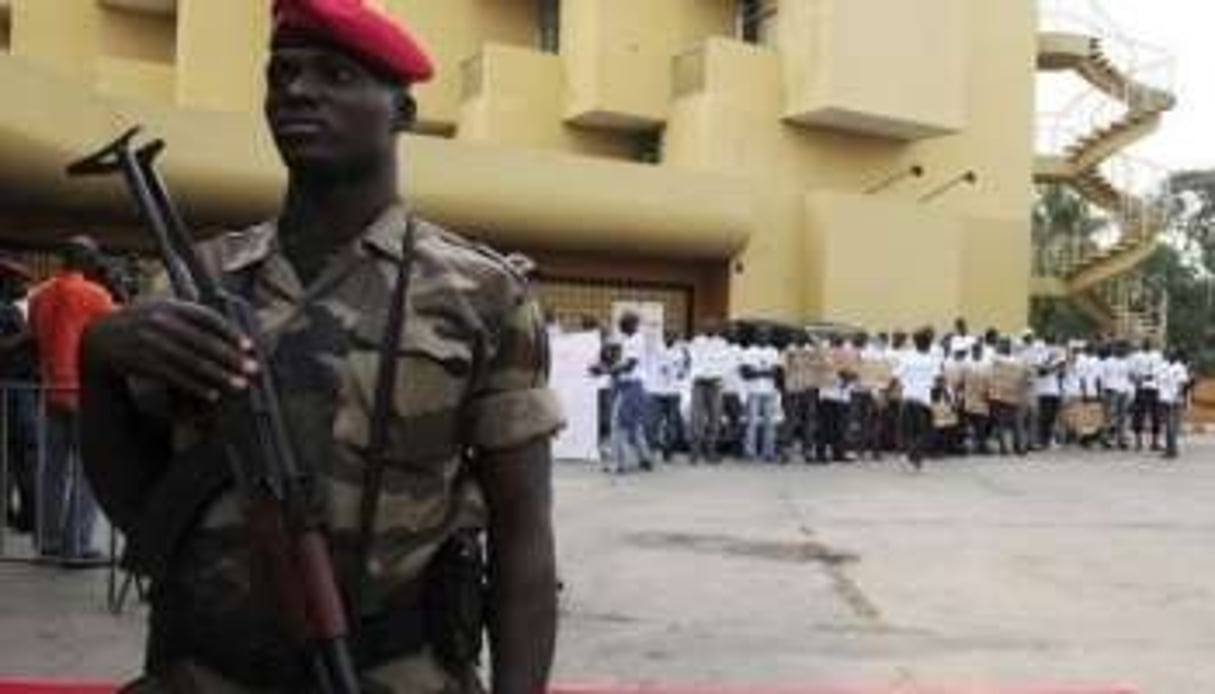 Un soldat des Forces nouvelles devant l’hôtel du Golf, le 3 janvier 2011 à Abidjan. © AFP