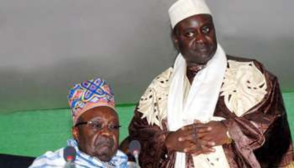 Serigne Mansour Sy, khalife général des tidianes avec son fils Hamid. © APA