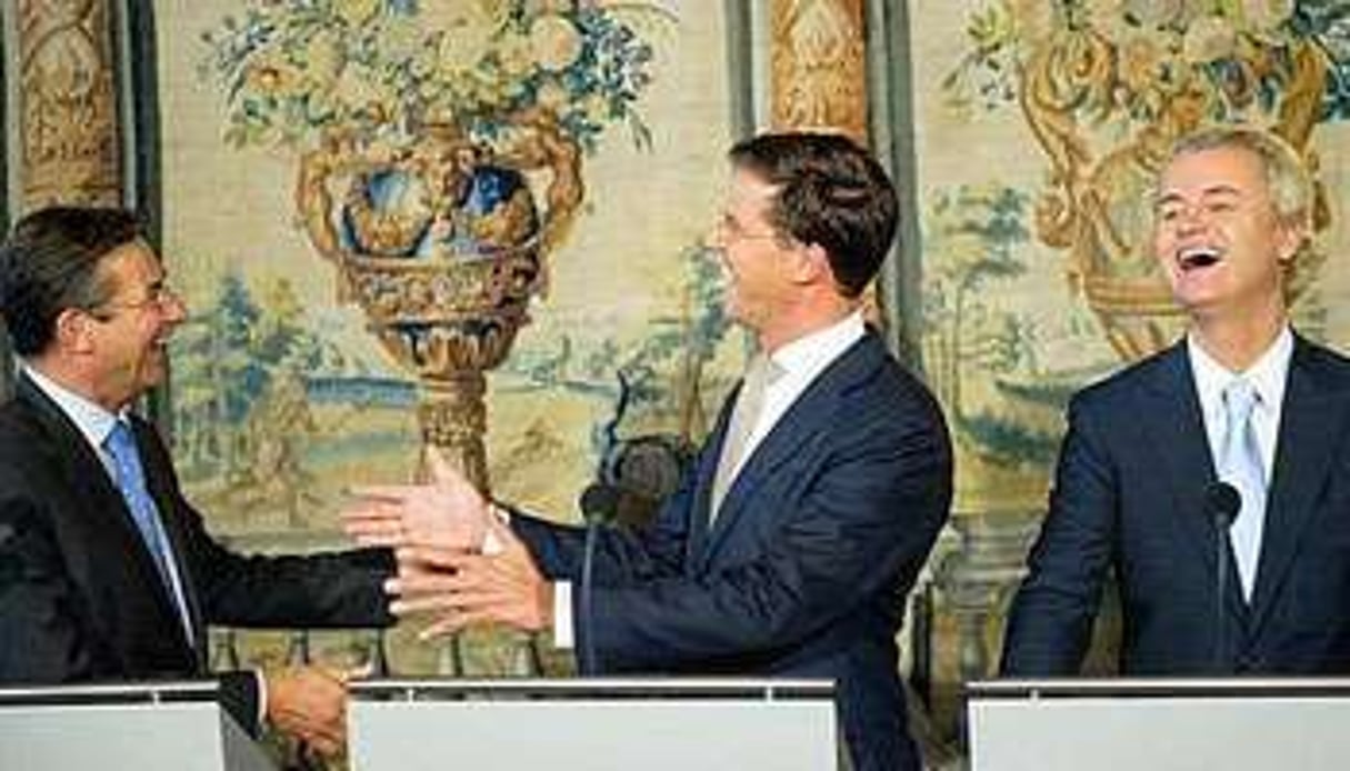 Les trois leaders de la droite néerlandaise, dont Geert Wilders (à dr.) du PVV. © Robin Utrecht/AFP