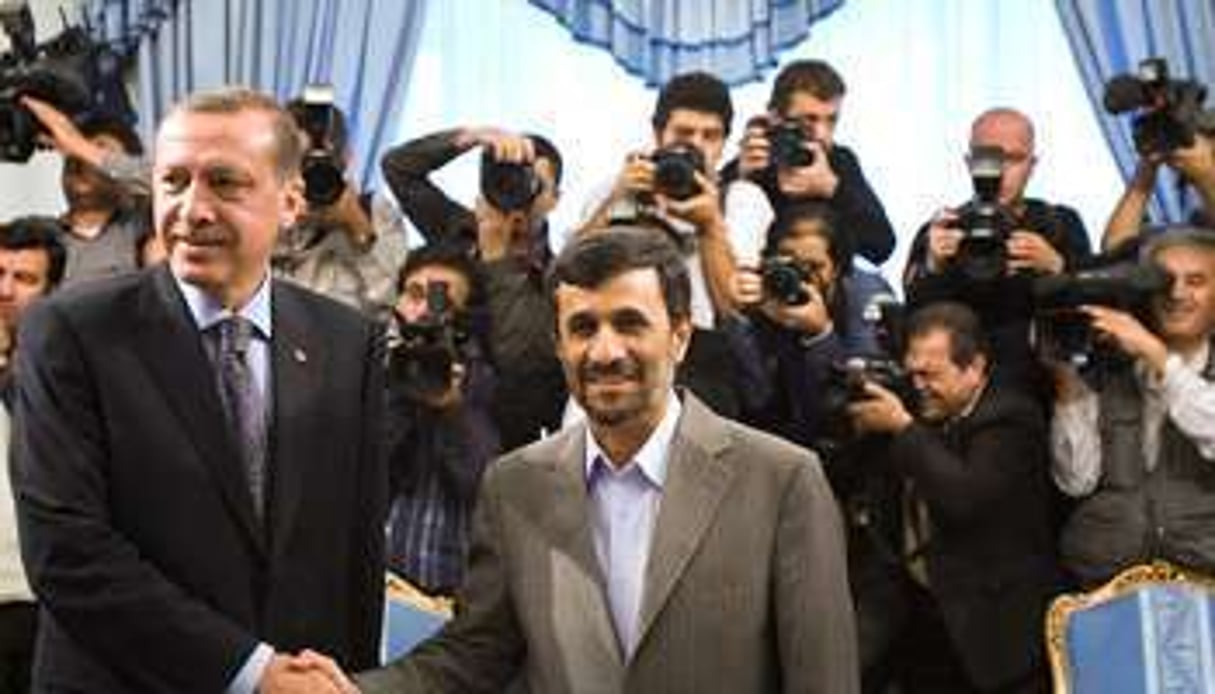 Recep Tayyip Erdogan et Mahmoud Ahmadinejad à Téhéran, en octobre 2009. © Reuters