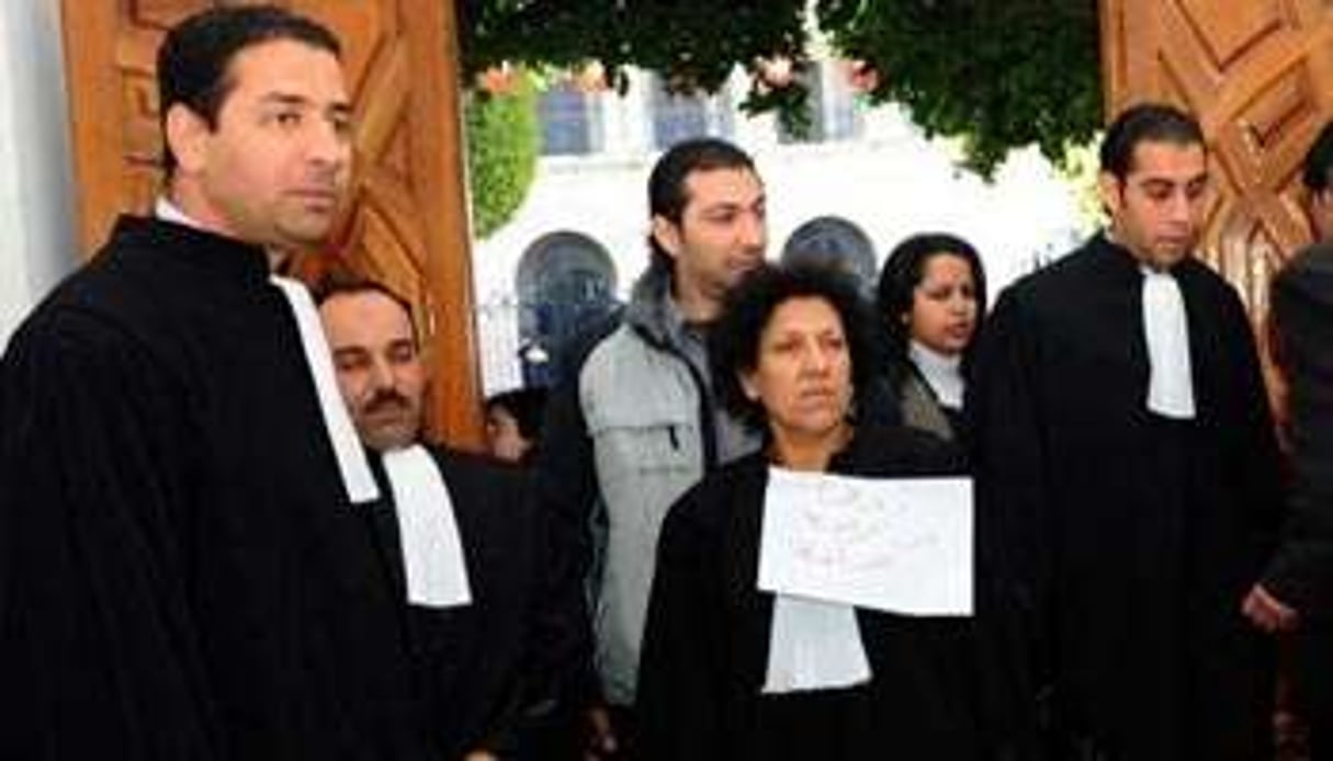 Des avocats, dont Radhia Nasraou, militante des droits de l’homme, le 6 janvier à Tunis. © AFP
