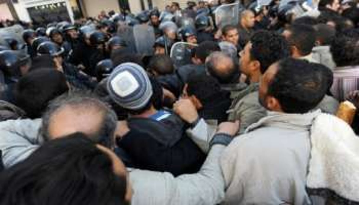 Heurts entre manifestants et forces de sécurité, le 27 décembre 2010 à Tunis. © AFP