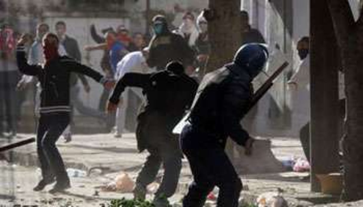 Affrontements entre manifestants et policiers dans le quartier de Belcour, à Alger, le 7 janvier. © AFP