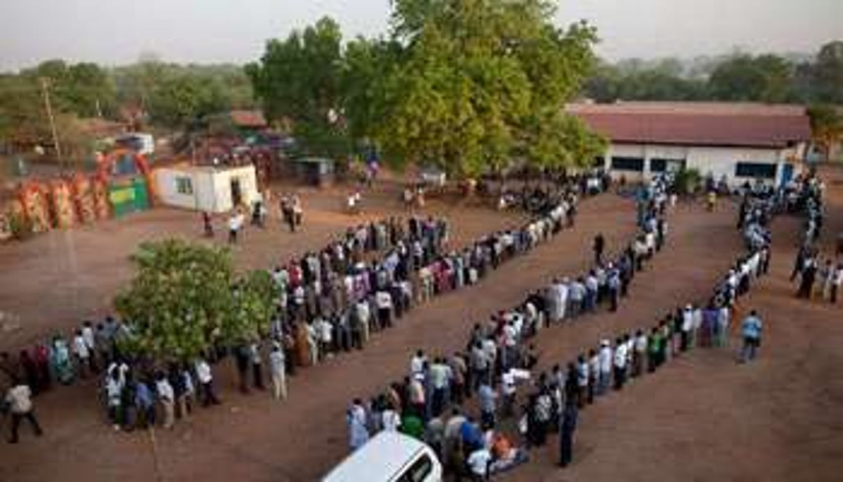 Des Sud-Soudanais font la queue avant de voter pour le référendum d’indépendance, le 9 janvier © AFP