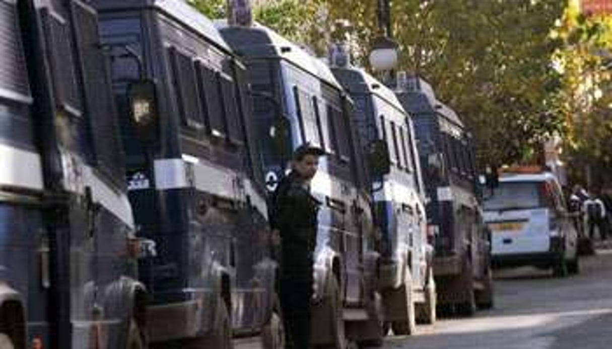 Un policer sur la rue principale de Belcourt, à Alger, le 7 janvier 2011. © AFP