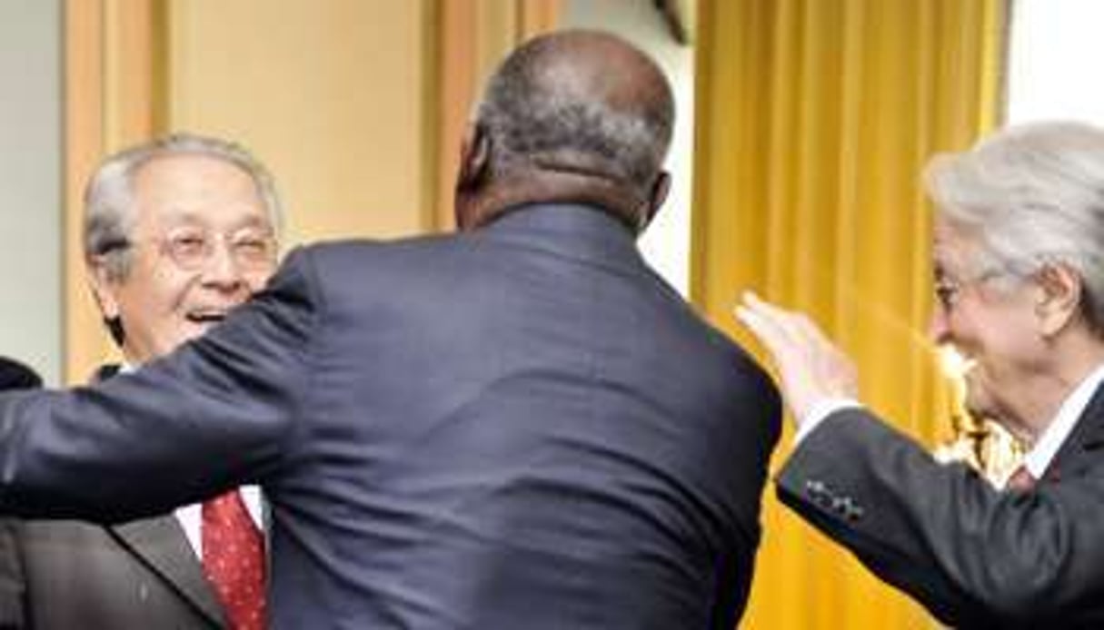 Jacques Vergès et Roland Dumas donnent l’accolade à Laurent Gbagbo, le 30 décembre. © AFP