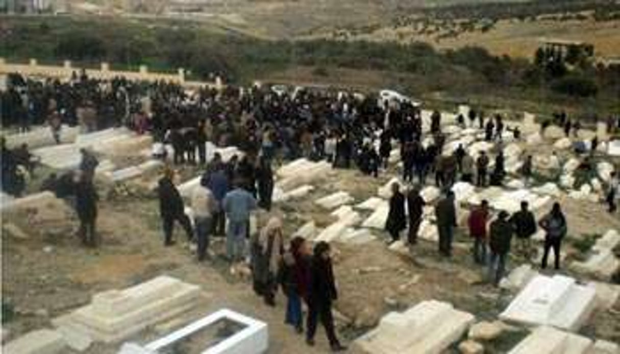 Des civils tunisiens enterrent des proches, le 9 janvier 2011, à Tala. © AFP