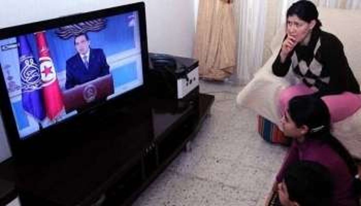 Les promesses faites le 13 janvier par le président Ben Ali laissent perplexes les Tunisiens. © AFP / Fathi Belaid