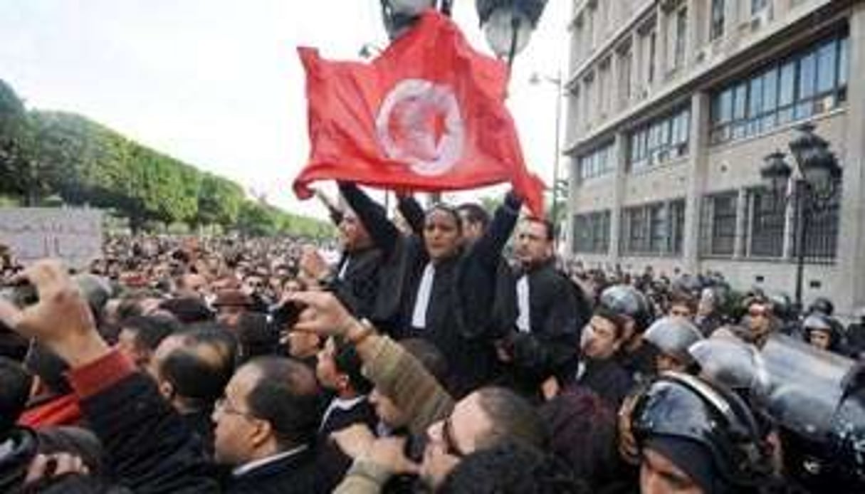 Manifestation sur l’avenue Bourguiba, le 14 janvier 2011 à Tunis. © AFP