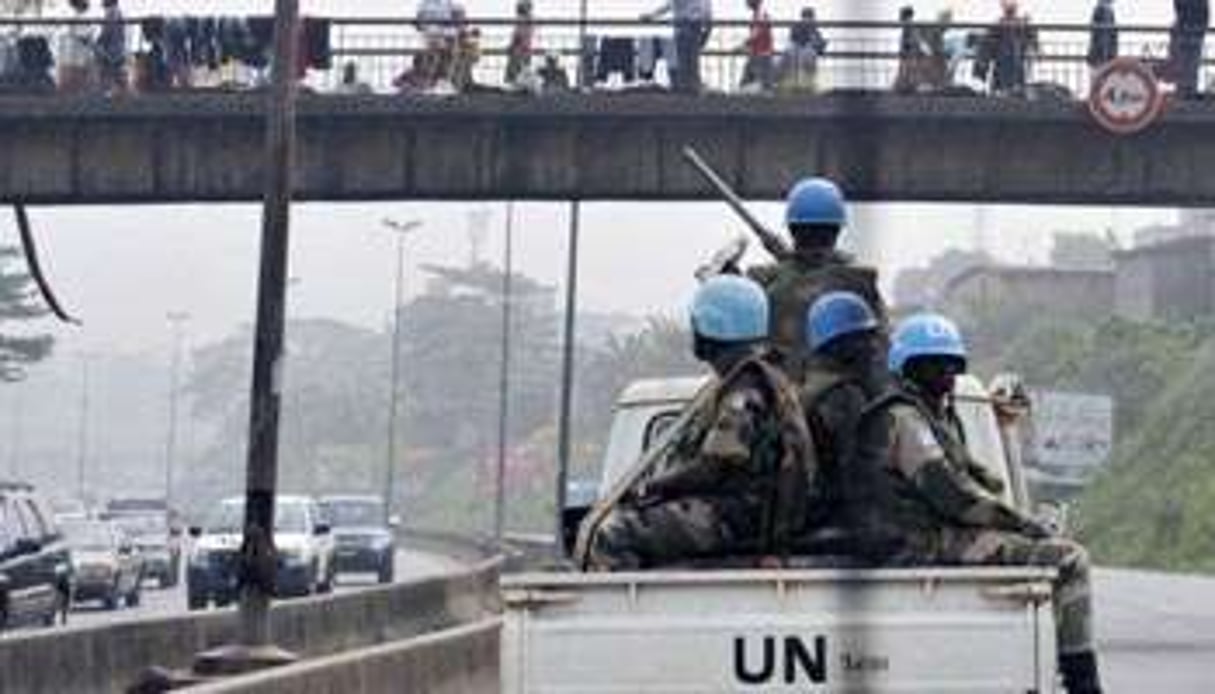 Patrouille de Casques bleus dans le quartier d’Abobo, à Abidjan, le 13 janvier. © AFP