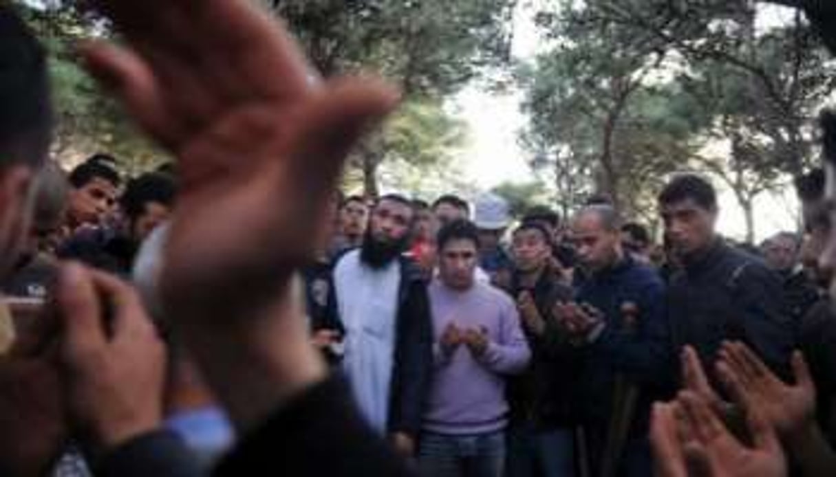 Prière sur la tombe d’un jeune tué dans des affrontements, le 9 janvier 2011 à Bou-Ismael. © AFP