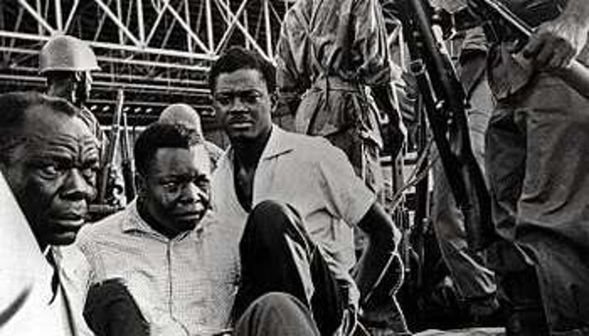 Lumumba (au centre de la photo) est arrêté le 2 décembre 1960 sur ordre de Joseph-Désiré Mobutu © Rue des archives/SPPS