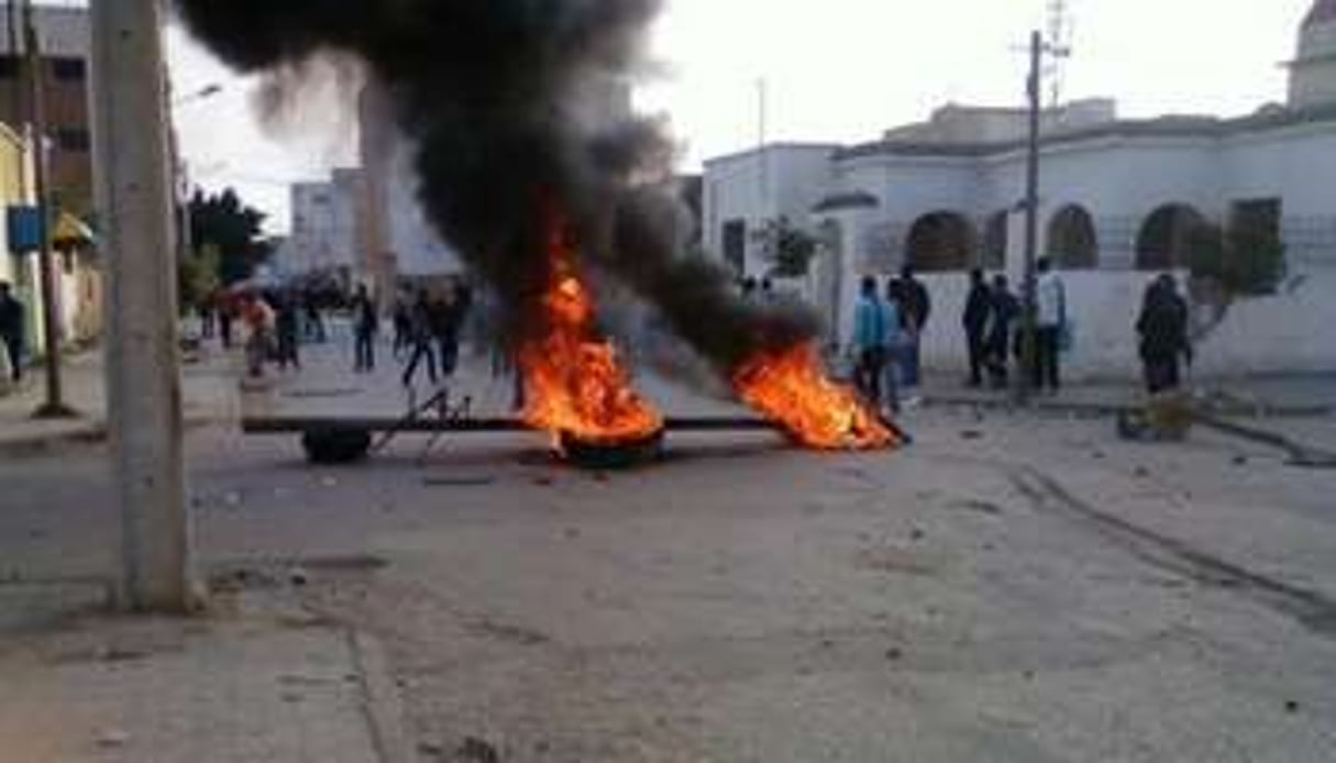 Scène de révolte dans les rues de Sidi Bouzid. Un homme s’est immolé le 17 décembre. © Facebook