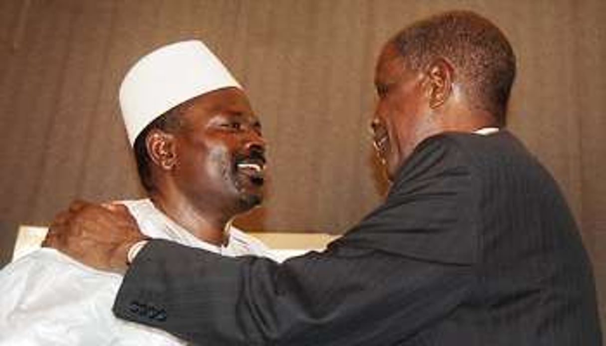 Passation de pouvoirs entre Jean-Marie Doré et Mohamed Saïd Fofana le 27 décembre à Conakry. © AFP