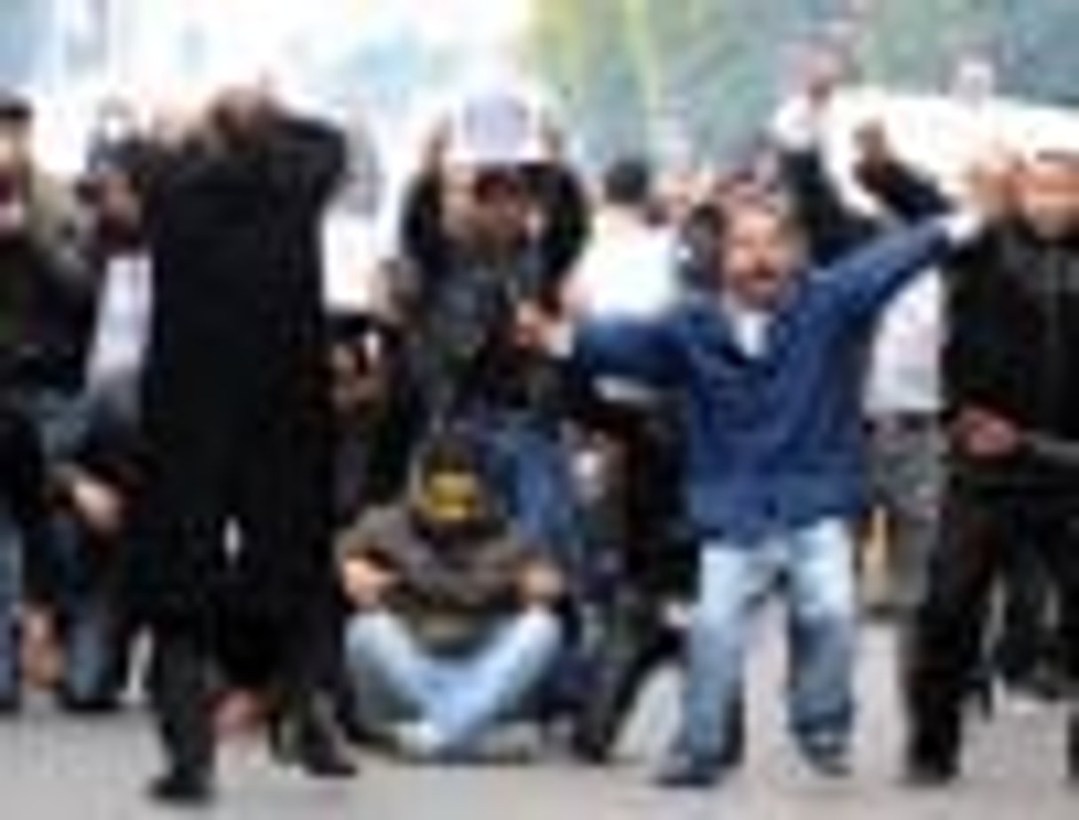 Une manifestation violemment dispersée à Tunis, des milliers de manifestants en province © AFP