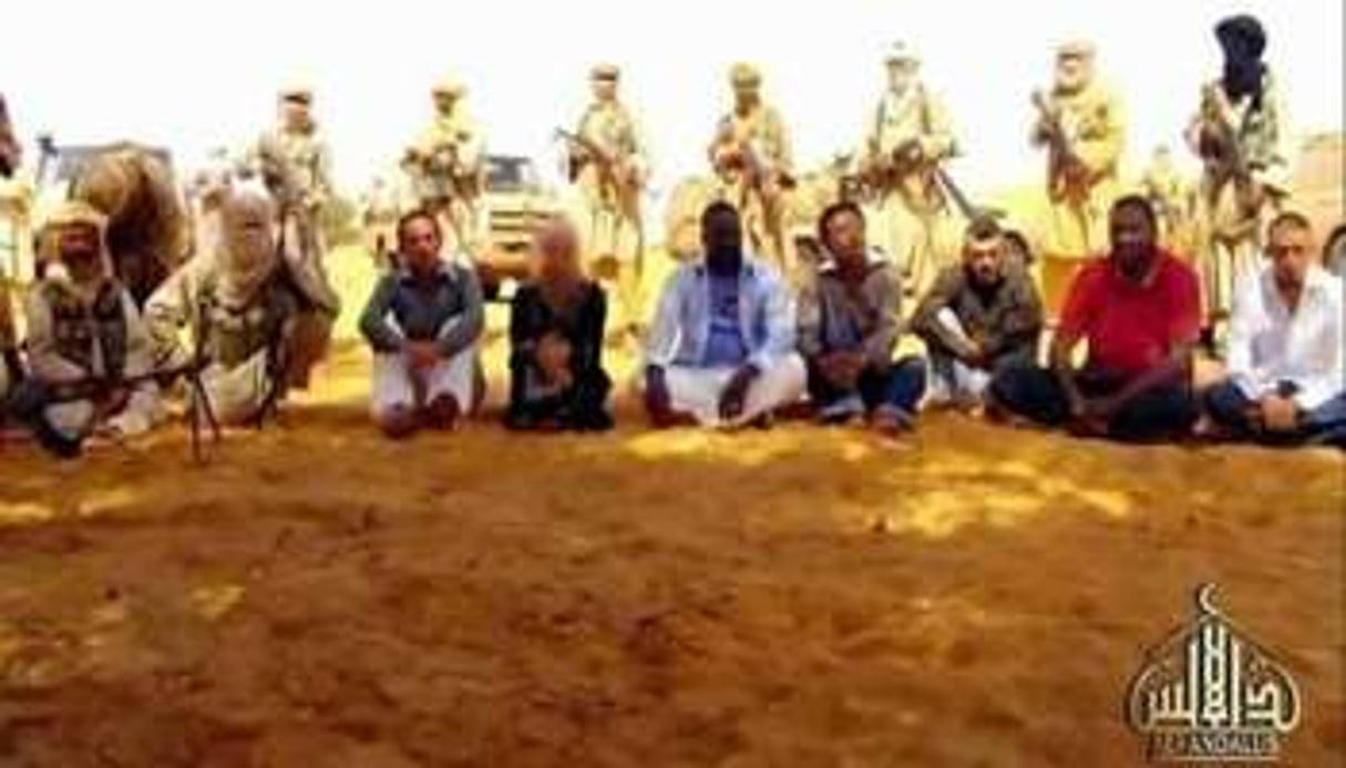 Photo diffusée sur Al-Jazira des sept otages d’Aqmi et de leurs ravisseurs. © AFP