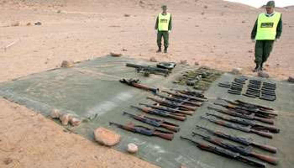Une partie des armes découvertes près d’Amgala. © STR New/Reuters