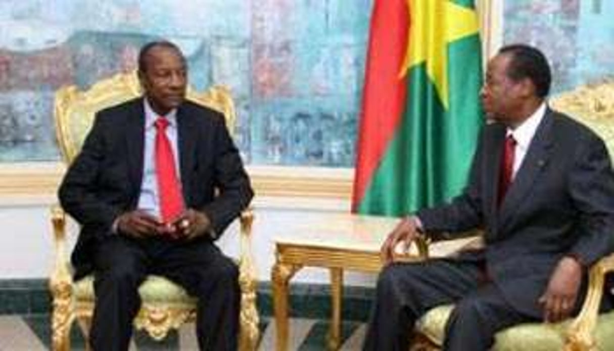 Le président guinée Alpha Condé (g.) en entretien avec son homologue burkinabè Blaise Compaoré. © AFP