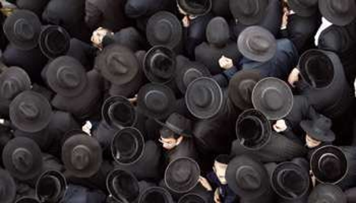Des juifs ultra-orthodoxes lors des funérailles du rabbin Menahem Porush à Jérusalem en 2010. © AFP