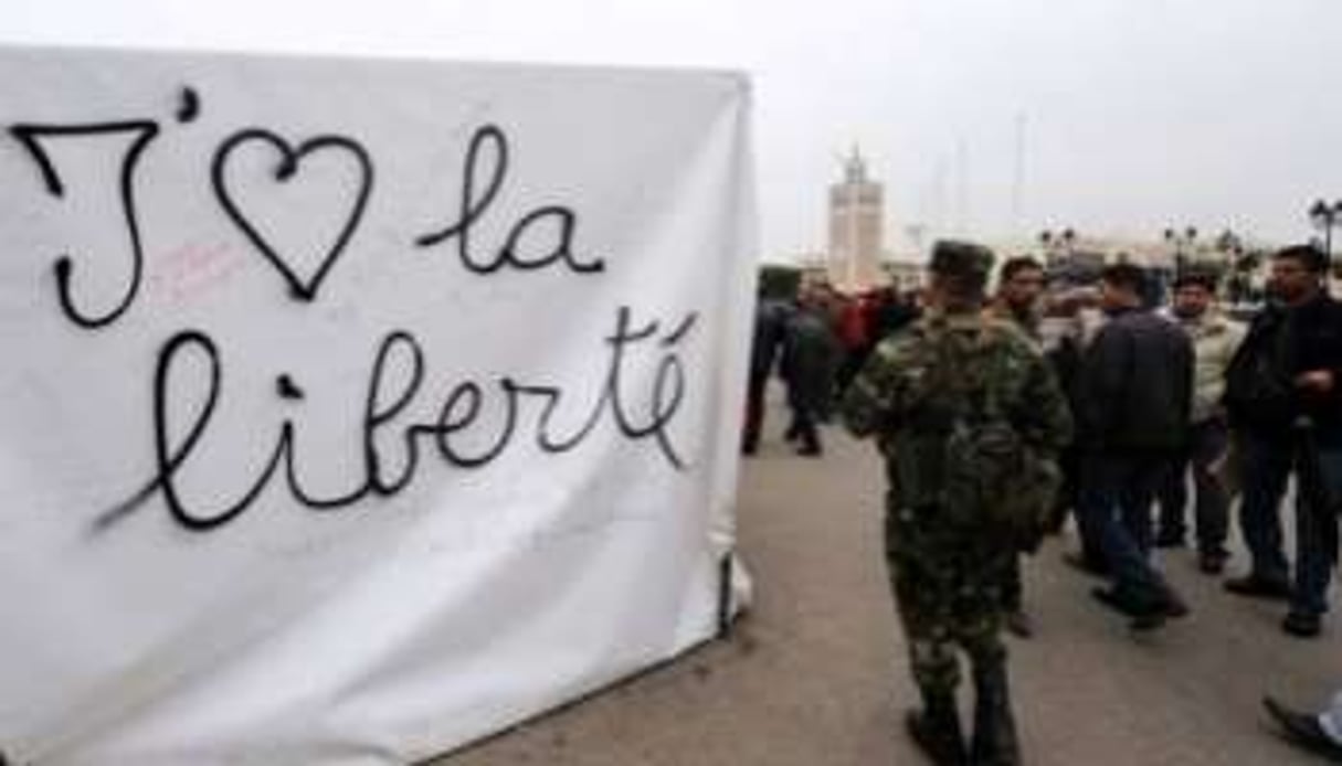 Des habitants de Sidi Bouzid manifestent devant la Primature à Tunis le 25 janvier 2011. © AFP