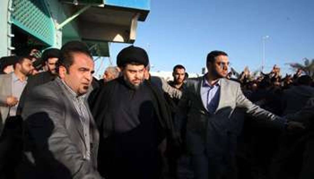 Moqtada Sadr entouré de ses gardes du corps, le 6 janvier, à Nadjaf. © AFP