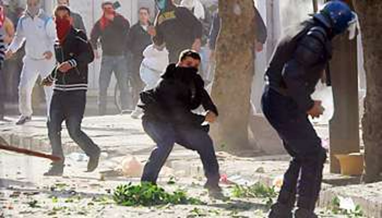 Affrontements entre jeunes et forces de l’ordre, le 7 janvier à Alger. © AFP