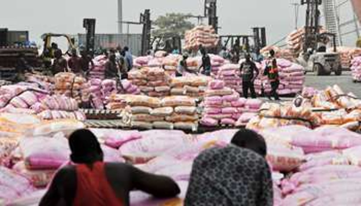 Des tonnes de denrées destinées aux pays voisins, immobilisées dans le Port d’Abidjan. © AFP