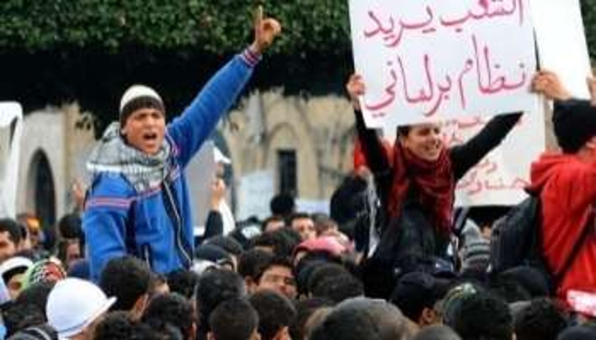 Des étudiants tunisiens manifestent devant le siège du gouvernement à Tunis, le 27 janvier 2011. © AFP