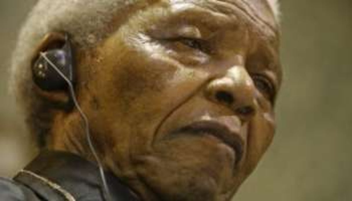 Nelson Mandela, ici le 11 février 2010 au Cap, à sa sortie d’hôpital. © AFP
