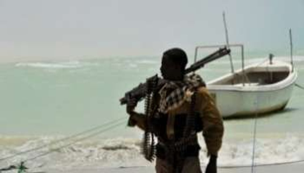 Un pirate somalien sur la plage de Hobyo, le 20 août 2010. © AFP