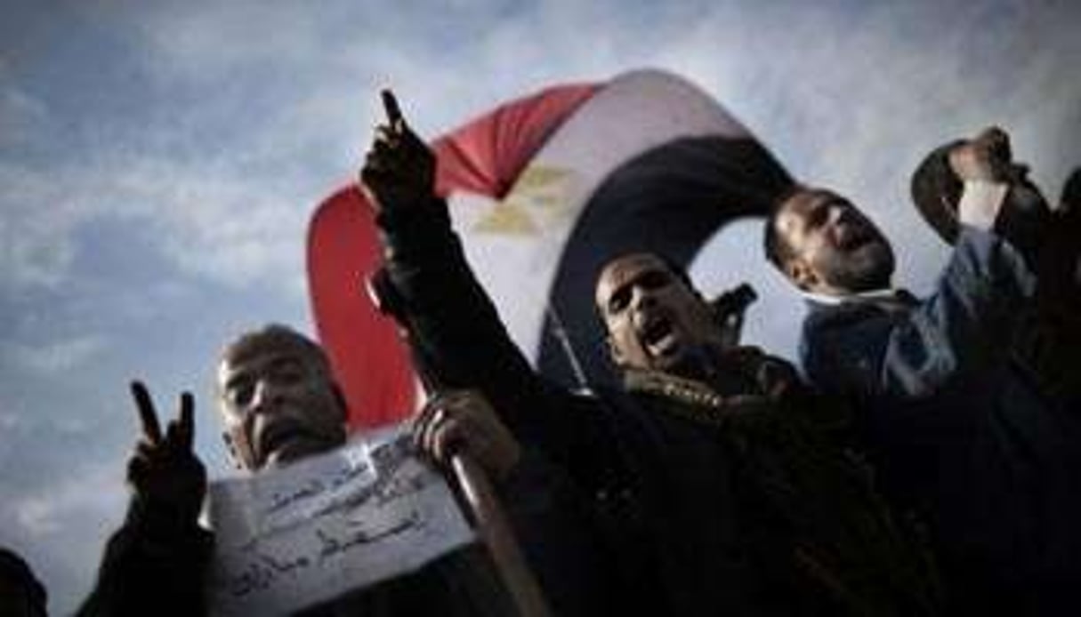 Des manifestants égyptiens rassemblés sur la place Tahrir du Caire crient des slogans, le 1er fév © AFP