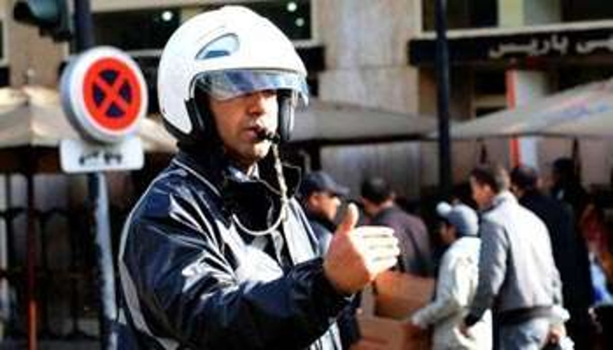 Un policier tunisien règle la circulation à Tunis, le 2 février. © AFP
