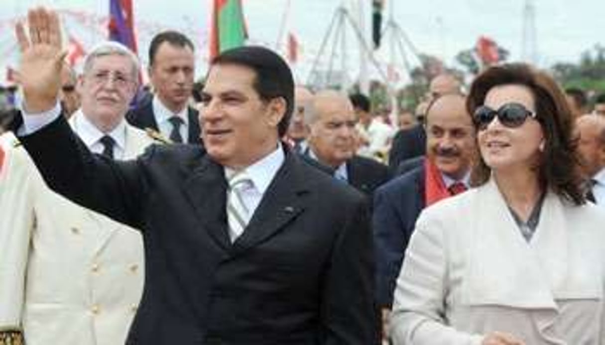 Zine el-Abidine Ben Ali et son épouse, en 2009, près de Tunis. © AFP