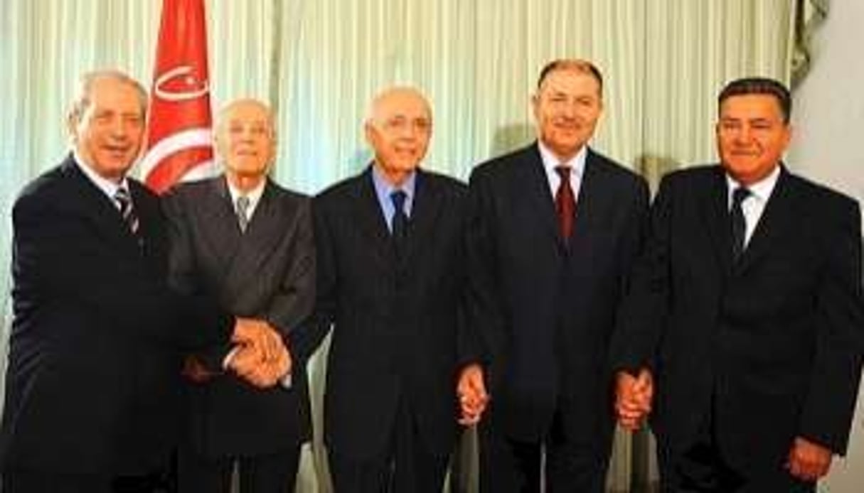 Le Premier ministre Mohamed Ghannouchi, avec quatre de ses ministres. © AFP