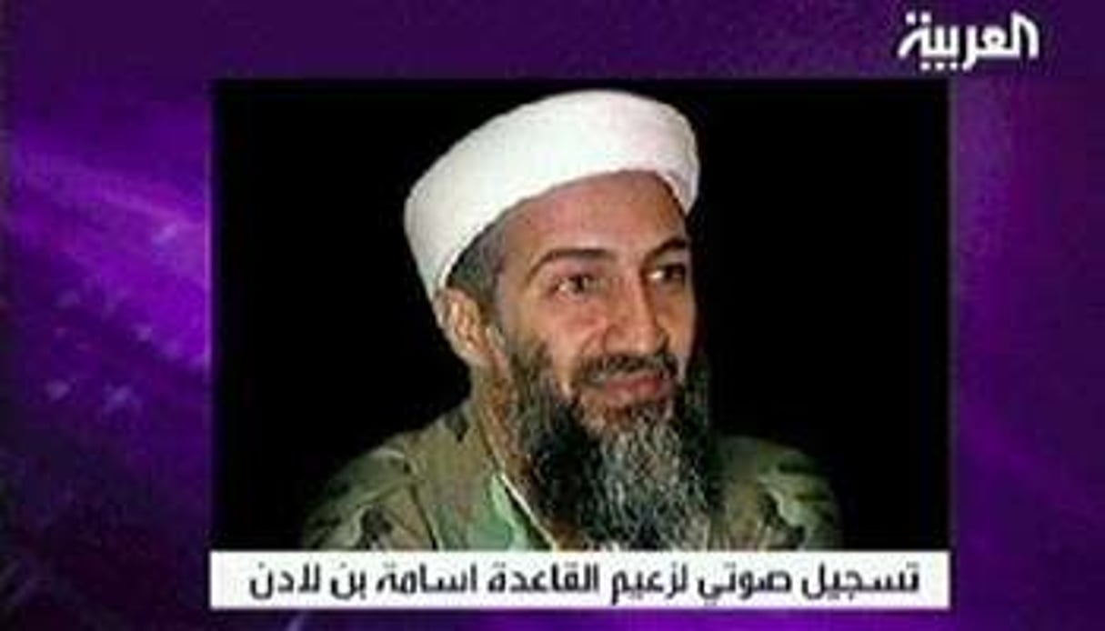 Une capture d’écran prise le 15 avril 2004 de la chaîne Al-Arabiya montre Oussama Ben Laden. © AFP