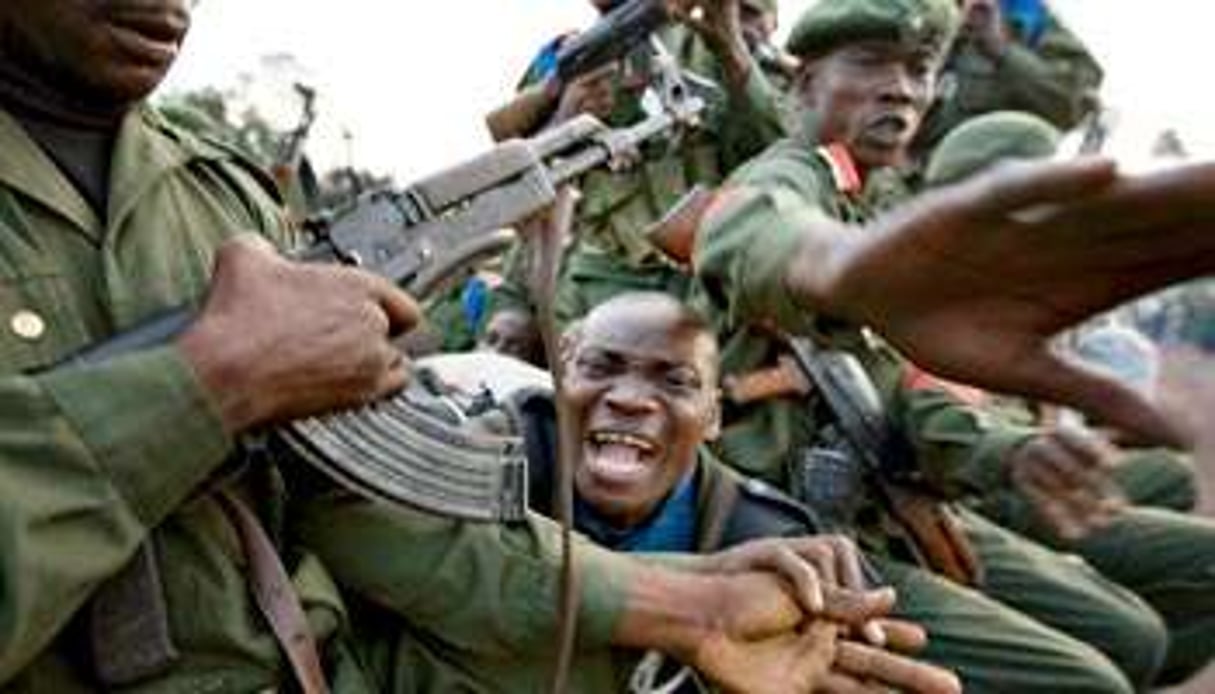 Un prisonnier des forces gouvernementales (au centre), en guerre contre différents groupes rebelles © Finbarr O’Reilly/Reuters