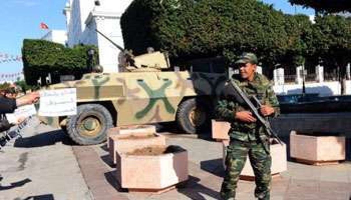 Un soldat tunisien posté près du palais gouvernemental à Tunis, le 5 février 2011. © AFP