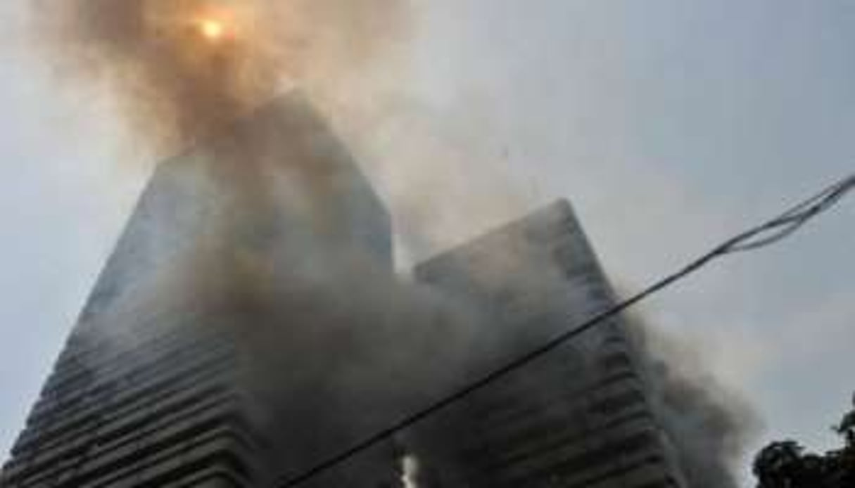 Mardi 8 février, près de la tour de la cité financière en flammes. © AFP