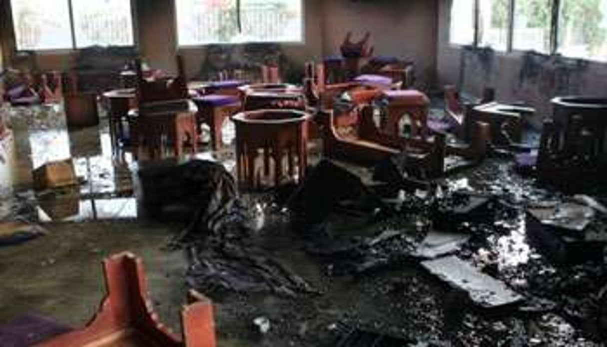 Un café incendié à Monastir, le 16 janvier 2011. © AFP
