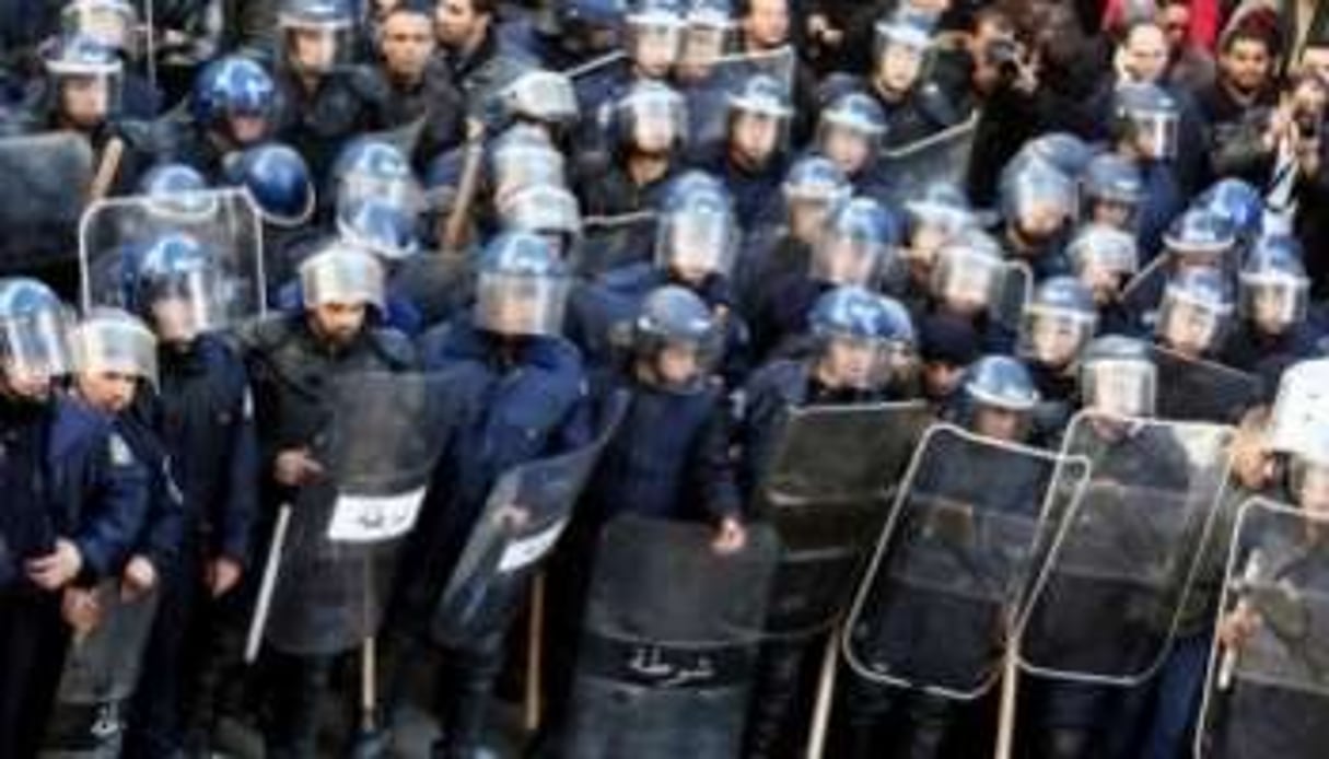 La police anti-émeutes face à des manifestants du RCD le 22 janvier 2011 à Alger. © AFP