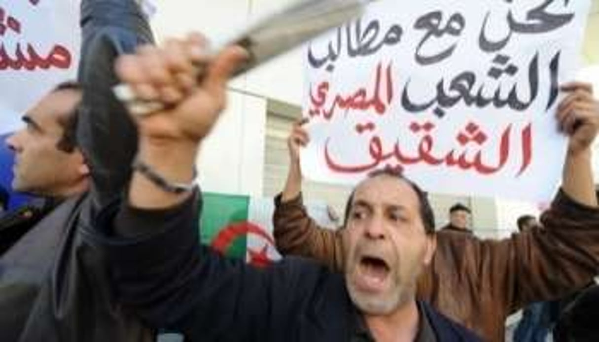 Des membres de la CNDC manifestent devant l’ambassade d’Egypte à Alger le 9 février 2011. © AFP